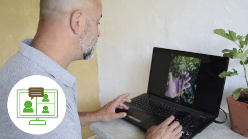 Christophe Gaudry devant son ordinateur donnant une formation jardinage a distance